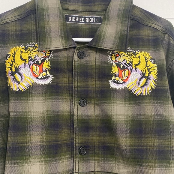 RICHEE RICH MEN’S BUTTON DOWN LONG SLEEVE EMBROIDERED TIGER SIZE LARGE ( 115A ) - Picture 2 of 4